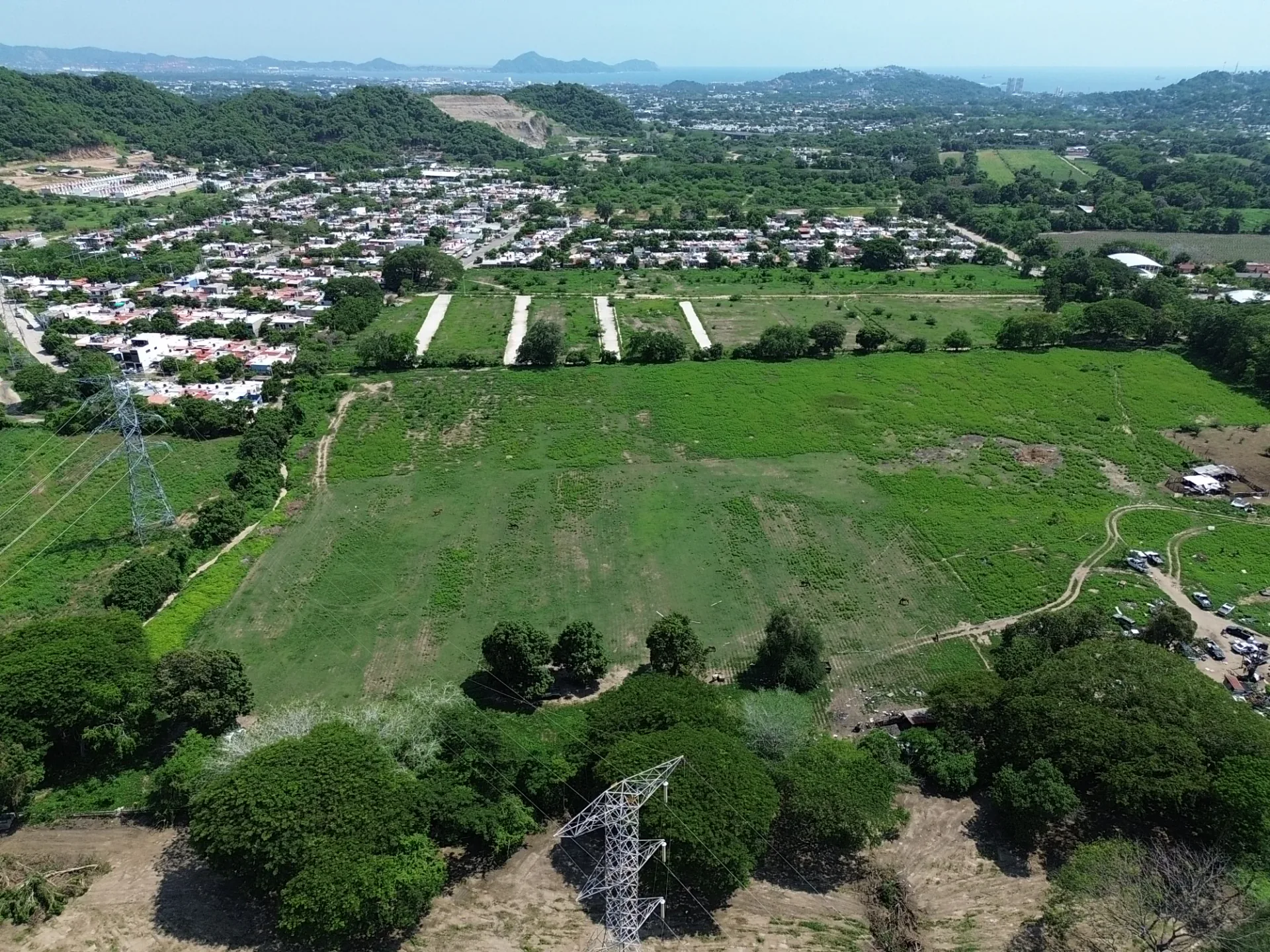 Vista aérea del predio de Calandrias hacia la costa de Manzanillo